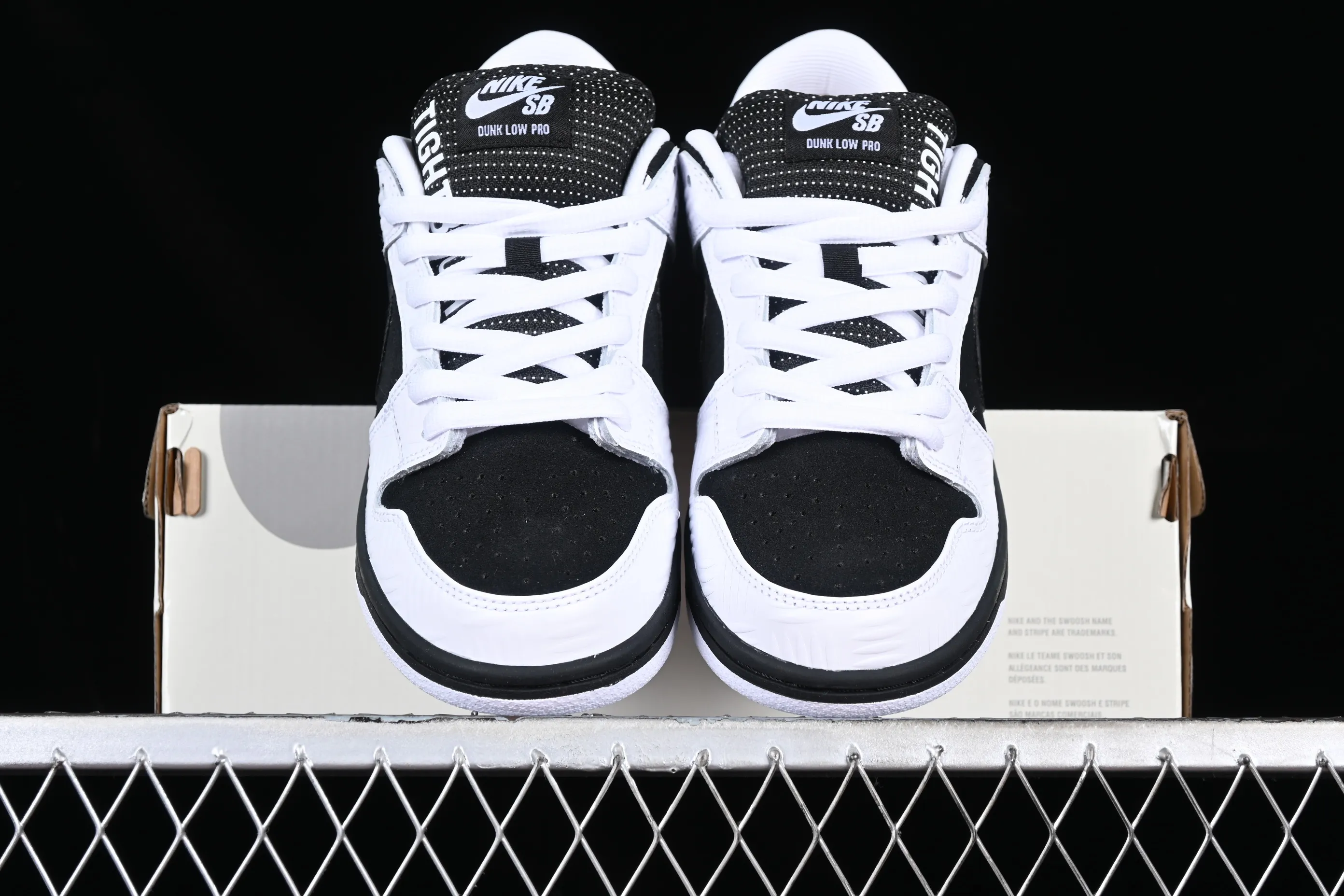 All categories Nk SB Dunk series Nk SB Dunk Low low-top sneakers F version Tightbooth x Nk SB Dunk joint model Reverse Panda SB low-top casual sports skateboard shoes FD2629-100